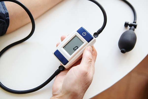 포토 JPG 해외이미지 손 청진기 탁자 스트레스 건강 병원 사람 사람없음 약 진료 고통 장비 시험 환자 간호사 흰색 기구 맥박 질병 측정 문제 순서 고립 돌봄 심장병 압력 해외202310 해외포토 교육 감정 컬러 가구 의학 의료기기 모션 신체부위 의료진 파일형식