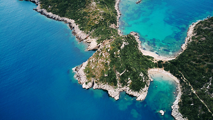 포토 JPG 해외이미지 모래 바다 섬 여행 자연 하늘 휴가 휴식 항해 파노라마 사람없음 가로 초록색 물 파란색 컬러풀 태양 화목 침묵 낭만 흰색 전원 크리스탈 지중해 포르투갈 그리스 휴양지 다이빙 장면 석호 그리스인 더블 드론 이국적 코르푸 터키석 파라다이스 비어있는 해외202310 해외포토 자연요소 서양인 유럽 컬러 컨셉 촬영기법 수영 소리 장소 배 전기에너지 광석 보석 생태계 수중스포츠 선박 파일형식