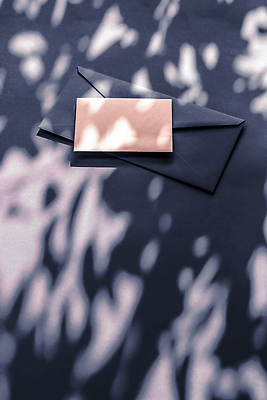 포토 JPG 해외이미지 종이 편지봉투 그림자 사람없음 햇빛 그늘 남색 감성 카피스페이스 해외202310 해외포토 컬러 컨셉 봉투 태양 공백 편지 파일형식