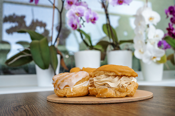 포토 JPG 해외이미지 음식 백그라운드 재료 탁자 호박 디저트 요리 사람없음 장식 컵 갈색 파티 과자 케이크 주방 얼음 빵집 소용돌이 흰색 대접 신선 생일 달콤 맛 설탕 굽기 먹기 크림 토핑 시럽 체코 버터 반투명 절임 페스츄리 핸드메이드 캐러멜 프로스팅 맛있는 해외202310 해외포토 자연요소 식기 기념일 유럽 빵 컬러 가구 컨셉 채소 모션 이벤트 상점 회오리 구이 제빵 파일형식