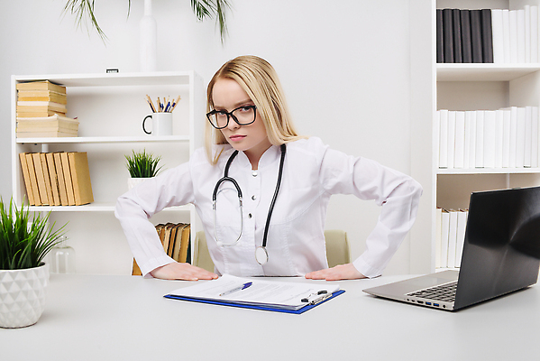 포토 JPG 해외이미지 직업 여자 커피 스트레스 건강 병원 피곤 한명 노트북 컴퓨터 사무실 방 의사 잠 업무 야간 책상 고민 해외202310 해외포토 자연요소 1 감정 음료 가구 컨셉 비즈니스 의학 사람 전자제품 의료진 작업 파일형식