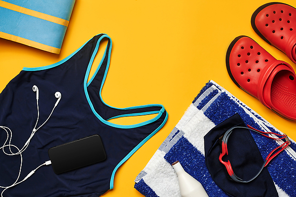 포토 JPG 해외이미지 수영복 이어폰 신발 사람없음 스마트폰 하이앵글 운동 수영모 목욕타월 노란배경 해외포토 옷 뷰포인트 음향기기 백그라운드 건강 핸드폰 스마트기기 수건 노란색 수영용품 파일형식