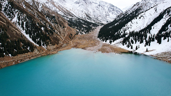 포토 JPG 해외이미지 나무 구름 계절 남자 도로 호수 여행 백그라운드 겨울 자국 자연 하늘 휴가 산 안테나 파노라마 풍경 사람없음 야외 물 여름 파란색 뷰티 하이킹 흰색 정상 숲 빙하 산봉우리 항공촬영 드론 절정 카자흐스탄 터키석 알마티 해외202310 해외포토 자연요소 식물 아시아 길 뷰포인트 컬러 통신 교통시설 레저 촬영기법 사람 보석 생태계 봉우리 파일형식