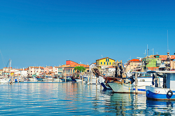 포토 JPG 해외이미지 유럽 산업 바다 여행 백그라운드 건축양식 하늘 낚시 주택 풍경 사람없음 건물 목재 물 파란색 도시풍경 컬러풀 항구 이탈리아 도시 보트 역사 지중해 정박 수로 베네치아 포트 타운 석호 랜드마크 옛날 줄서기 해외202310 해외포토 자연요소 나무 건축물 건축 나라 컬러 배_교통 재료 교통시설 모션 레저 파일형식