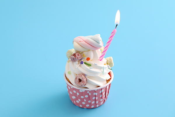 포토 JPG 해외이미지 촛불 사람없음 장식 한개 달콤 컵케이크 시리얼 생크림 파란배경 마시멜로우 스프링클 해외202310 해외포토 1 음식 백그라운드 초 디저트 파란색 케이크 맛 크림 파일형식