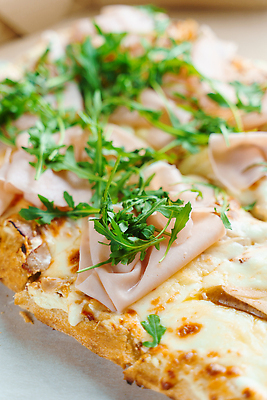 포토 JPG 해외이미지 전통 유럽 음식 조각 백그라운드 잎 토마토 채소 탁자 치즈 피자 요리 사람없음 목재 식사 이탈리아 껍질 신선 맛 배달원 정상 로마 굽기 지중해 속도 햄 반죽 바질 점심식사 로마인 모짜렐라치즈 초리조 핸드메이드 맛있는 해외202310 해외포토 나무 식물 직업 나라 바다 가구 컨셉 재료 유제품 패스트푸드 서양음식 육류 인종 구이 파일형식