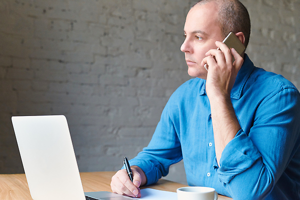 포토 JPG 해외이미지 백인 직업 1 라이프스타일 교육 남자 행복 커피 중년 인터넷 비즈니스 통신 탁자 모바일 노동자 주택 한명 사람 앉기 성인 금융 노트북 컴퓨터 사무실 스크린 공책 타이핑 키보드 업무 작업 비즈니스맨 네트워크 이메일 무선전화기 책상 경영자 온라인 해외202310 해외포토 서양인 감정 음료 가구 모션 문구용품 건물 생활 경제 전자제품 직장인 전화기 리더 파일형식