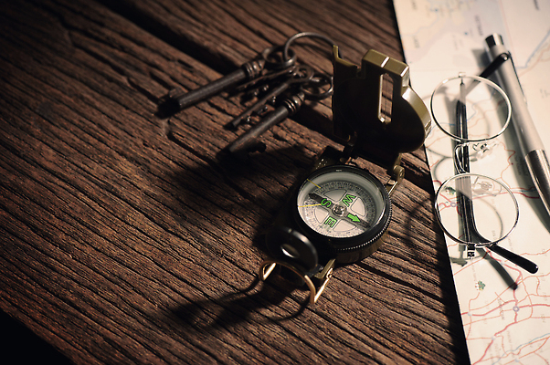 포토 JPG 해외이미지 여행 지도 항해 사람없음 캠핑 탐험 기구 공구 나침반 방향 측정 오브젝트 군용 육군 북쪽 동쪽 네비게이션 자석 남쪽 전쟁터 경도 보병 서쪽 위도 작전 지도책 지리 해외202310 해외포토 배_교통 레저 군대 책 도구 전쟁 파일형식