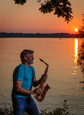 포토 JPG 해외이미지 백인 라이프스타일 남자 악기 음악 자연 놀이 하늘 휴식 수염 그림자 한명 사람 성인 야외 물 여름 파란색 빛 햇빛 태양 반사 황혼 일몰 음악가 낭만 기구 표현 황금 색소폰 예술가 재즈 놋쇠 멜로디 수평선 해외202310 해외포토 자연요소 서양인 직업 1 계절 컬러 컨셉 문화예술 생활 노을 목관악기 생태계 파일형식