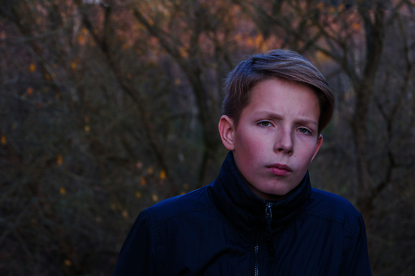 포토 JPG 해외이미지 모델 라이프스타일 응시 남자 얼굴 어린이 포즈 백그라운드 컨셉 한명 사람 소년 아웃포커스 10대 가로 뷰티 어둠 슬픔 표현 좌절 질병 숲 버리기 노숙자 심각 우울증 혼자 해외202310 해외포토 1 시선 감정 의학 모션 청소년 촬영기법 생활 신체부위 파일형식