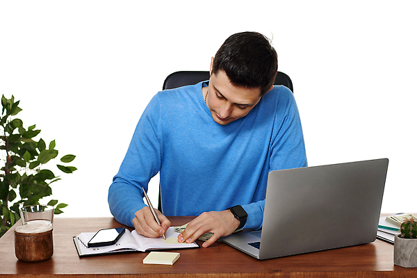 포토 JPG 해외이미지 직업 응시 남자 행복 인터넷 비즈니스 한명 사람 노트북 컴퓨터 사무실 흰색 기록 작업 비즈니스맨 경영자 온라인 동영상 영상통화 프리랜서 해외202310 해외포토 1 시선 감정 컬러 전자제품 직장인 리더 통화 파일형식