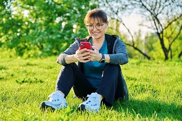포토 JPG 해외이미지 백인 라이프스타일 공원 여자 행복 40대 중년 통신 자연 회의 모바일 휴가 휴식 대화 한명 사람 앉기 성인 야외 초록색 스마트폰 핸드폰 운동복 운동 뷰티 헤드폰 중앙 연결 동영상 영상통화 화상통화 해외202310 해외포토 서양인 1 옷 공공시설 감정 컬러 음향기기 컨셉 비즈니스 모션 건강 말하기 생활 전자제품 스마트기기 생태계 통화 파일형식