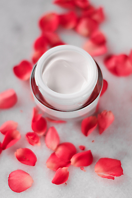 포토 JPG 해외이미지 무료이미지 꽃잎 근접촬영 사람없음 고급 피부관리 스킨케어 기초화장품 수분크림 해외202310 해외포토 꽃 뷰포인트 컨셉 뷰티 화장품 파일형식