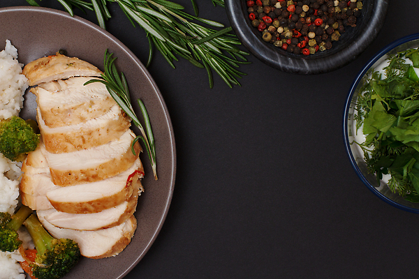 포토 JPG 해외이미지 검은배경 사람없음 닭고기 쌀 신선 브로콜리 허브 슬라이스 로즈메리 해외202310 해외포토 식물 백그라운드 채소 곡류 육류 검은색 파일형식