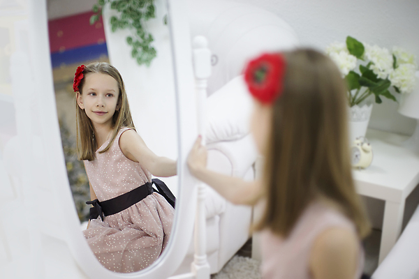 포토 JPG 해외이미지 모양 모델 응시 드레스 여자 행복 어린이 아침 한명 사람 치료 장식 가로 빨간색 뷰티 반사 거품 꿈 거울 흰색 침대 활 로션 문제 최초 의심 돌봄 보습 사춘기 셀프 해외202310 해외포토 주간 1 시선 옷 감정 컬러 가구 의학 모션 화장품 파일형식