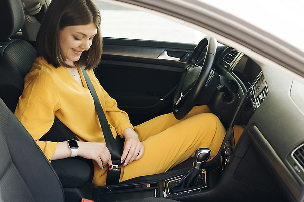 포토 JPG 해외이미지 1 손 여자 도로 여행 의자 창문 교통시설 자동차 실내 한명 안전 사람 앉기 내부 뷰티 운전 벨트 운전사 보호 예방 보안 승객 규칙 넣기 삽입 자동 잠금해제 놓기 해외202310 해외포토 직업 잡화 길 육상교통 가구 교통 컨셉 모션 신체부위 시설 파일형식