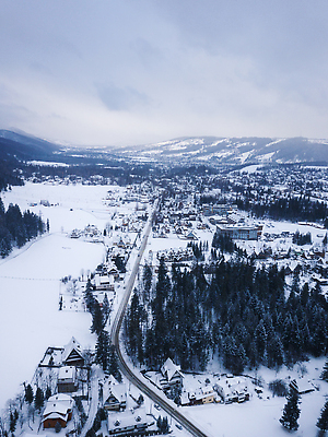 포토 JPG 해외이미지 나무 유럽 여행 겨울 건축양식 자연 스키 산 주택 안테나 사람없음 야외 건물 세로 빛 뷰티 추위 흰색 저녁 숲 휴양지 서리 타운 폴란드 항공촬영 절정 눈내림 해외202310 해외포토 식물 건축물 계절 건축 나라 뷰포인트 컬러 통신 겨울스포츠 눈_날씨 장소 도시 야간 생태계 파일형식