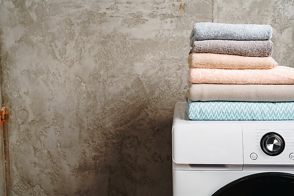 포토 JPG 해외이미지 가사 집안 실내 사람없음 수건 빨래 드럼세탁기 해외202310 해외포토 내부 위생용품 세탁기 파일형식