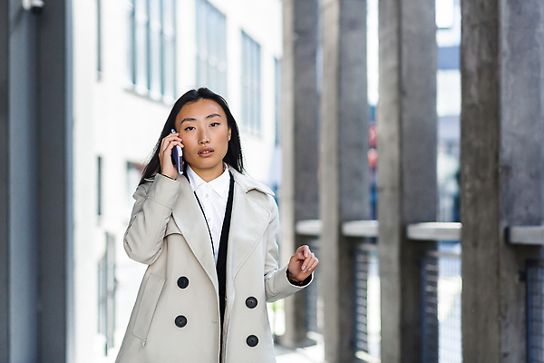 포토 JPG 해외이미지 응시 여자 한명 들기 동양인 정장 상반신 성인 야외 스마트폰 비즈니스우먼 출장 통화 성인여자한명만 해외202310 해외포토 1 시선 옷 비즈니스 모션 사람 인종 핸드폰 스마트기기 직장인 여자한명만 성인여자만 파일형식