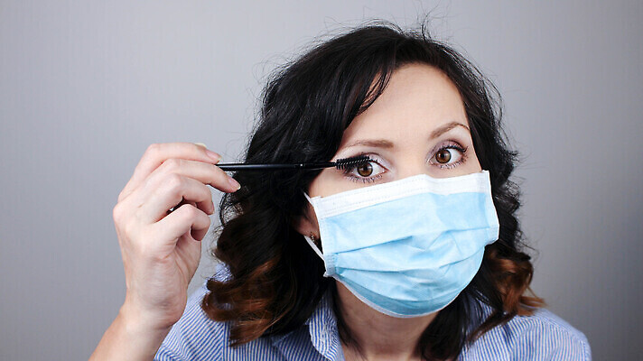 포토 JPG 해외이미지 백인 라이프스타일 응시 여자 얼굴 과학 노동자 주택 건강 가면 한명 일상 뷰티 약 유행 화장품 거울 업무 수비 수술 바이러스 보호 가루 눈썹 속눈썹 피부 만족 준비 마스카라 긍정 고립 돌봄 코로나바이러스 놓기 해외202310 해외포토 서양인 직업 1 시선 감정 컨셉 의학 모션 사람 건물 라이프 생활 신체부위 치료 작업 파일형식