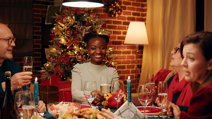 포토 JPG 해외이미지 여자 노년 남자 행복 음식 크리스마스 가족 식탁 조명 함께함 수저 대화 들기 여러명 상반신 성인 앞모습 옆모습 빛 파티 식사 샴페인 연말 해외202310 해외포토 식기 기념일 감정 뷰포인트 다수 컨셉 관계 모션 탁자 주류 말하기 사람 이벤트 파일형식