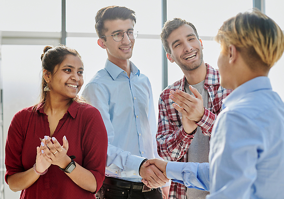 포토 JPG 해외이미지 직업 학생 라이프스타일 여자 남자 교실 회의 아이디어 설명 미소 사람 여러명 금융 학습 컴퓨터 사무실 업무 비즈니스맨 비즈니스우먼 시장 계획 디자이너 강의 종업원 상담 면접 바쁨 전자 보여주기 공학 소통 경영 고용 세미나 업그레이드 경제학 브레인스토밍 해외202310 해외포토 교육 다수 컨셉 비즈니스 학교 모션 표정 생활 경제 전자제품 구직 작업 직장인 채용 파일형식