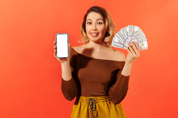 포토 JPG 해외이미지 백인 여자 행복 지폐 돈 인터넷 청소년 성공 실내 한명 미소 사람 빨간색 금융 스마트폰 핸드폰 쇼핑 달러 저축 행운 어플리케이션 구매 전화기 흥분 긍정 보여주기 온라인 월급 계좌 고립 수입 해외202310 해외포토 서양인 1 감정 컬러 컨셉 모션 표정 내부 경제 전자제품 스마트기기 재산 파일형식