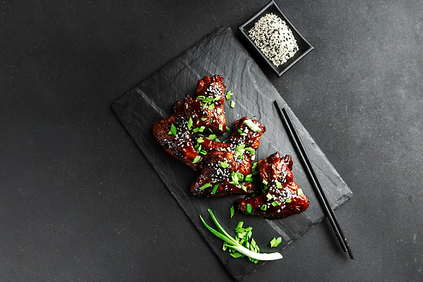 포토 JPG 해외이미지 전통 접시 음식 백그라운드 날개 고추 탁자 회색배경 한국 육류 요리 동양인 사람없음 식당 검은색 식사 저녁식사 치킨 중국 어둠 카페 튀김 뜨거움 닫기 맛 그릴 바비큐 굽기 먹기 속도 메뉴 매움 레시피 점심식사 닭날개 맛있는 해외202310 해외포토 식기 아시아 컬러 가구 컨셉 채소 식재료 모션 주방용품 인종 상점 닭고기 회색 구이 닭고기요리 파일형식