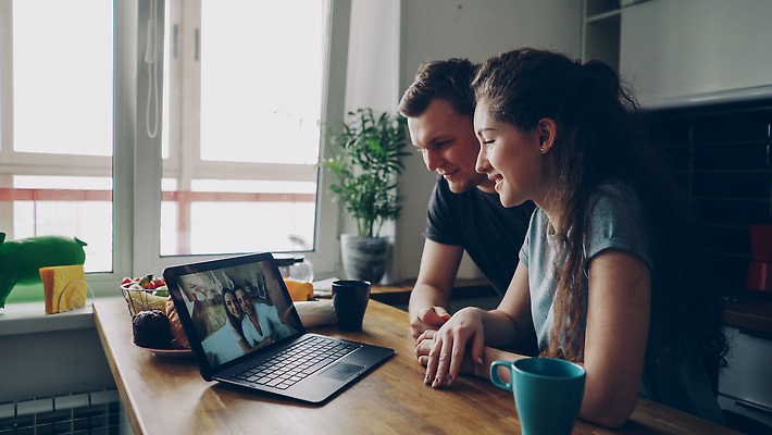 포토 JPG 해외이미지 백인 해외 커플 여자 남자 행복 인터넷 통신 가족 관계 탁자 주택 대화 미소 여러명 친구 노트북 컴퓨터 뷰티 카메라 주방 웹 기쁨 아내 만족 긍정 부름 온라인 동영상 영상통화 채팅 해외202310 해외포토 서양인 감정 가구 다수 컨셉 모션 표정 말하기 사람 건물 전자제품 통화 파일형식