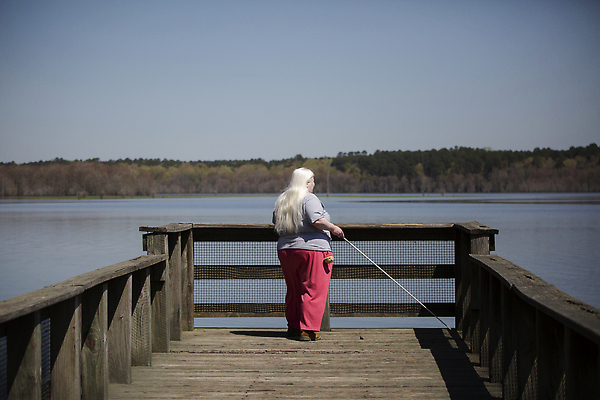 포토 JPG 해외이미지 공원 여자 여행 지팡이 기술 한명 서기 안전 사람 성인 야외 목재 가로 물 항구 탐험 가장자리 묘기 장애인 시력 비전 일반 네비게이션 발견 장애 진행 독립 시각장애인 오리엔테이션 특별함 접근 해외202310 해외포토 자연요소 나무 1 공공시설 컨셉 재료 교통시설 모션 둘레 파일형식