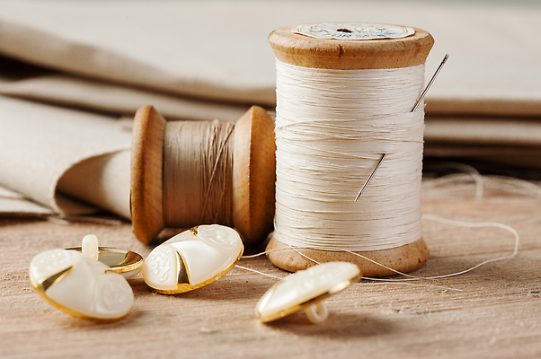 포토 JPG 해외이미지 단추 사람없음 실 바느질 나무바닥 실타래 해외202310 해외포토 바닥 파일형식