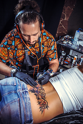 포토 JPG 해외이미지 백인 문화 백그라운드 컨셉 잉크 아이디어 실내 건강 창조 미술 사람 앉기 두명 청춘 약 페인트 장비 총 잠자리 보호 고객 집중 묘사 예술가 주인 방법 사춘기 압력 위생관리 진짜 살균 해외202310 해외포토 서양인 무기 곤충 의학 모션 문화예술 관리 내부 파일형식