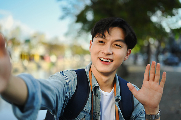 포토 JPG 해외이미지 남자 태국 한명 동양인 상반신 성인 야외 앞모습 아웃포커스 카메라 셀프카메라 손인사 손뻗기 태국여행 성인남자한명만 해외202310 해외포토 1 아시아 뷰포인트 해외여행 모션 촬영기법 사람 인종 전자제품 사진촬영 인사 남자한명만 성인남자만 파일형식