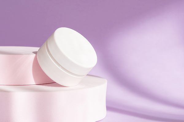 포토 JPG 해외이미지 템플릿 디자인 얼굴 분홍색 백그라운드 신체 창문 건강 그림자 가면 사람없음 빛 뷰티 보라색 스파 봄 화장품 공백 방 흰색 항아리 원형 발표 고급 씻기 상품 컨테이너 플라스틱 받침대 피부 크림 피부관리 진열장 장면 로션 패키지 내추럴 돌봄 수분크림 실린더 지휘대 캡모자 목업 카피스페이스 해외202310 해외포토 도형 모자_잡화 계절 산업 컬러 컨셉 모션 재질 신체부위 청결 도자기 파일형식