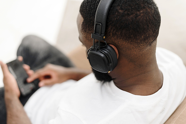 포토 JPG 해외이미지 라이프스타일 남자 행복 음악 이어폰 흑인 백그라운드 인터넷 노래 모바일 휴식 주택 한명 미소 사람 앉기 성인 스마트폰 핸드폰 소파 검은색 헤드폰 소리 듣기 무선전화기 온라인 플레이어 밀레니얼 해외202310 해외포토 서양인 1 감정 컬러 음향기기 컨셉 의자 모션 문화예술 표정 건물 생활 경제 전자제품 스마트기기 전화기 파일형식