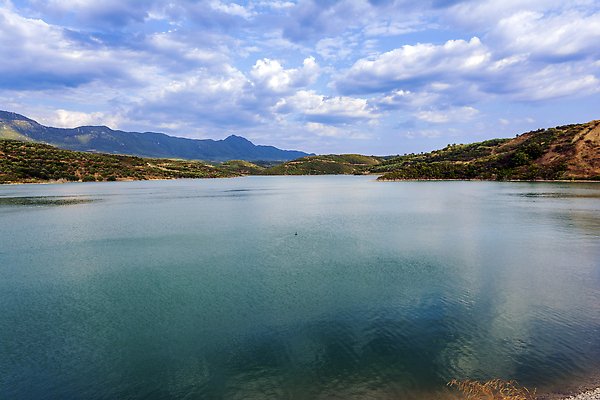 포토 JPG 해외이미지 나무 식물 공원 유럽 호수 여행 백그라운드 자연 하늘 산 파노라마 사람없음 야외 초록색 물 파란색 뷰티 환경 맑음 저수지 개울 댐 지중해 그리스 언덕 자원 랜드마크 수력발전 공급 해외202310 해외포토 자연요소 공공시설 나라 바다 컬러 날씨 촬영기법 강 발전 생태계 수력에너지 파일형식