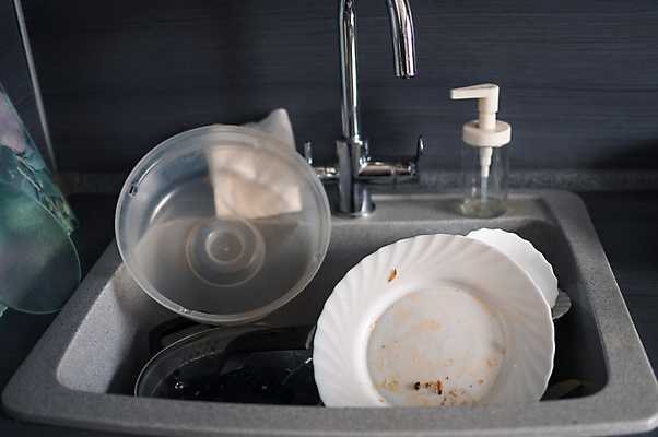 포토 JPG 해외이미지 그릇 접시 사람없음 주방 뚜껑 지저분함 설거지 싱크대 수도꼭지 주방세제 해외202310 해외포토 식기 가사 감각 세제 개수대 파일형식