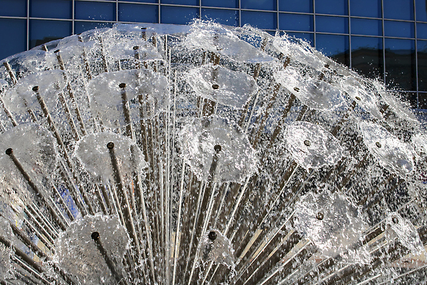 포토 JPG 해외이미지 나무 컬러 여행 백그라운드 사람 사람없음 야외 빨간색 초록색 물 파란색 빛 컬러풀 뷰티 검은색 젖음 신선 도시 체험 개울 스페인 떨어짐 고도 분수 쇼 분무기 타운 헝가리 남쪽 랜드마크 부다페스트 해외202310 해외포토 자연요소 식물 유럽 컨셉 강 방향 동유럽 파일형식