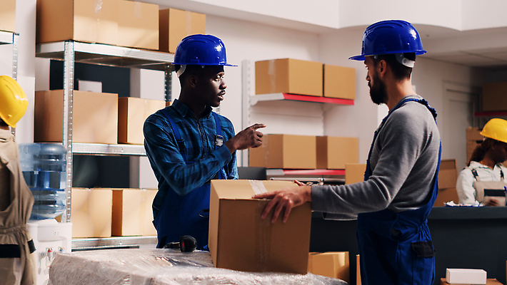 포토 JPG 해외이미지 백인 여자 남자 흑인 노동자 실내 들기 여러명 상반신 성인 옆모습 상자 작업 안전모 물류창고 성인만 해외202310 해외포토 서양인 직업 뷰포인트 다수 모션 사람 내부 헬멧 안전장비 창고 파일형식