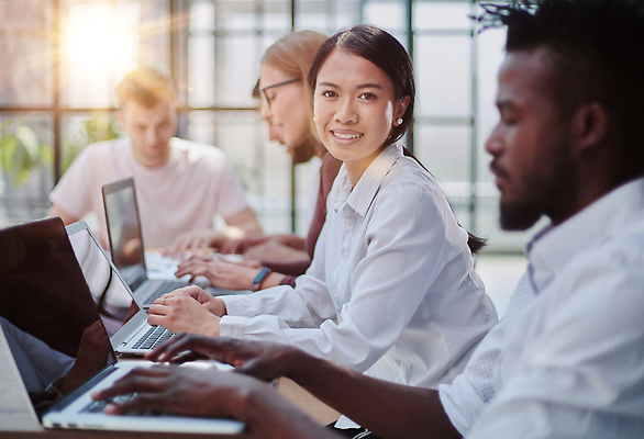 포토 JPG 해외이미지 백인 직업 여자 남자 백그라운드 회사 비즈니스 통신 탁자 회의 협력 설계 함께함 사람 앉기 여러명 성인 노트북 사무실 디지털 스크린 모니터 방 흰색 작업 비즈니스맨 비즈니스우먼 발표 그룹 연결 대표 종업원 분석 동료 경영 세미나 콜라보레이션 브레인스토밍 해외202310 해외포토 서양인 컬러 가구 다수 컨셉 관계 모션 전자제품 컴퓨터 직장인 파일형식