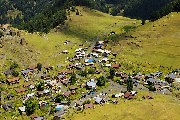 포토 JPG 해외이미지 백인 도로 여행 백그라운드 자연 하늘 산 주택 파노라마 풍경 사람없음 야외 건물 여름 뷰티 여행객 마을 계곡 바위 시골 역사 숲 언덕 지역 타운 내추럴 랜드마크 옛날 조지아 해외202310 해외포토 서양인 건축물 계절 길 교통시설 촬영기법 사람 돌_바위 도시 생태계 동유럽 파일형식
