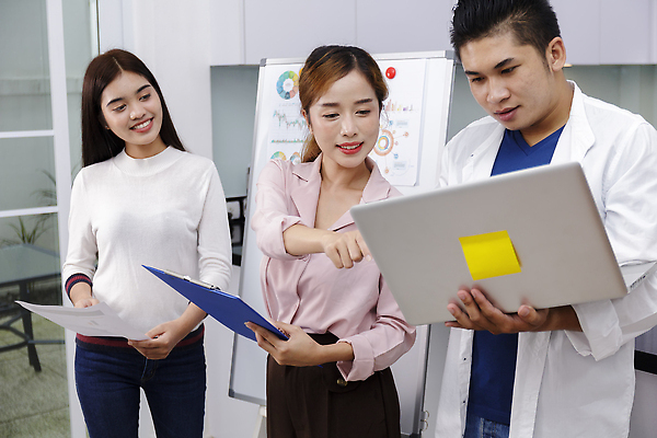 포토 JPG 해외이미지 직업 여자 행복 컨셉 비즈니스 사업가 성공 협력 주택 아이디어 직장 사람 세명 노트북 컴퓨터 사무실 힘 업무 작업 비즈니스맨 비즈니스우먼 조직 그룹 계획 대표 토론 종업원 동료 창업 비전 다인종 경영 소셜 브레인스토밍 해외202310 해외포토 남자 감정 회사 관계 인종 건물 전자제품 직장인 자영업 파일형식