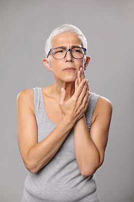 포토 JPG 해외이미지 여자 건강 치과 병원 한명 사람 약 고통 환자 흰색 입 치아 부식 치과의사 문제 턱 돌봄 옛날 위생관리 치아교정 치통 구강학 해외202310 해외포토 1 감정 컬러 의학 모션 관리 신체부위 의사 소화기관 질병 교정 파일형식