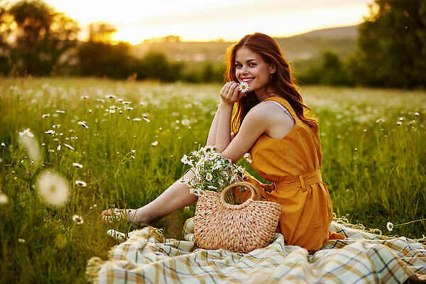 포토 JPG 해외이미지 전신 여자 꽃밭 따뜻함 한명 들기 성인 야외 햇빛 일몰 핸드백 짚 체크무늬 개망초 성인여자한명만 해외202310 해외포토 1 꽃 줄기 무늬 가방 모션 사람 태양 노을 여자한명만 성인여자만 파일형식