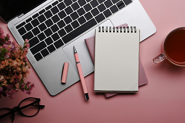 포토 JPG 해외이미지 꽃 안경 사람없음 컵 노트북 하이앵글 사무실 볼펜 다이어리 공책 오브젝트 분홍색배경 해외202310 해외포토 식물 식기 잡화 뷰포인트 분홍색 백그라운드 비즈니스 문구용품 전자제품 펜 사무용품 파일형식