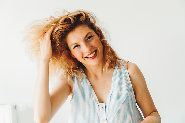 포토 JPG 해외이미지 백인 여자 여유 커피 거실 휴식 주택 실내 한명 미소 앉기 성인 컵 가로 스마트폰 소파 어둠 화목 기쁨 장비 잡기 차 야간 셀프카메라 담요 필름 착용 해외202310 해외포토 자연요소 서양인 1 식기 감정 음료 컨셉 의자 모션 표정 사람 내부 건물 핸드폰 스마트기기 사진촬영 파일형식