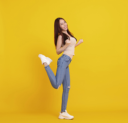 포토 JPG 해외이미지 학생 라이프스타일 손 여자 행복 감정 포즈 백그라운드 모션 성공 기념 한명 미소 사람 동양인 10대 달리기 뷰티 노란색 유행 점프 중국 기쁨 자유 춤 우승 자신감 흥분 긍정 고립 무료 필승 스타일 해외202310 해외포토 1 아시아 컬러 컨셉 청소년 문화예술 표정 인종 생활 신체부위 최고 파일형식