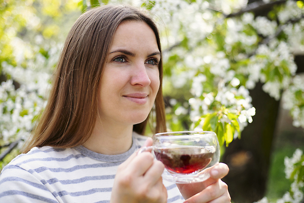 포토 JPG 해외이미지 나무 백인 라이프스타일 여자 꽃 행복 음료 자연 아침 휴식 주택 건강 한명 미소 사람 야외 컵 뷰티 침묵 머그컵 벚꽃 마시기 흰색 신선 잡기 뜨거움 차 맛 아침식사 허브 상쾌 향기 아로마 향 단절 해외202310 해외포토 주간 서양인 식물 1 식기 감정 컬러 컨셉 모션 표정 건물 생활 식사 소리 생태계 냄새 파일형식