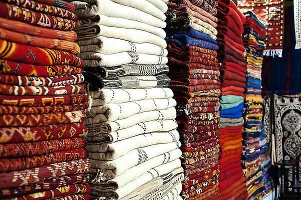 포토 JPG 해외이미지 전통 디자인 문화 컬러 여행 패턴 아프리카 거리 미술 사람없음 내부 빨간색 컬러풀 상점 카펫 직물 시장 천 전시회 질감 상업 모로코 수공예 양모 메디나 아랍어 옛날 핸드메이드 해외202310 해외포토 나라 무늬 문화예술 전시 공예 파일형식