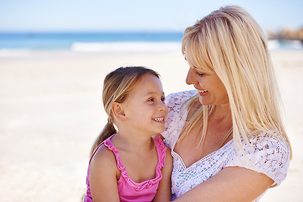 포토 JPG 해외이미지 응시 여자 수영복 행복 어린이 가족 상반신 성인 해변 야외 두명 옆모습 모래사장 마주보기 즐거움 여자만 해외202310 해외포토 시선 옷 감정 바다 뷰포인트 관계 모션 사람 파일형식
